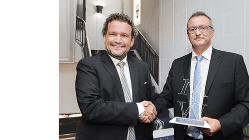 Michael Reimes, Head of Procurement Packaging & Indirect Spend at Mäurer & Wirtz, presents Bernd Stauch, Senior Director Sales Cosmetics at Gerresheimer, with the Best Supplier Award for outstanding services in 2016. 